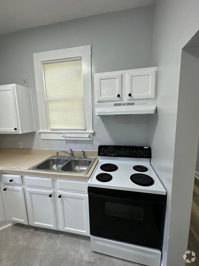 Building Photo - Fully Renovated 3/1- Single Family  Availa...