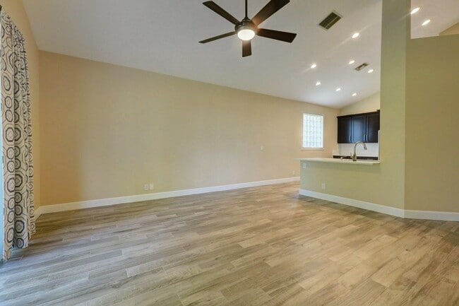 Building Photo - 2951 SW Pond Way