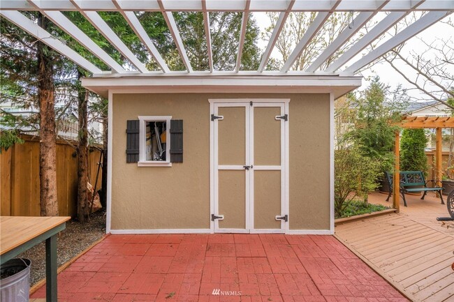 Building Photo - Spacious 5-Bedroom Home with Backyard Oasi...