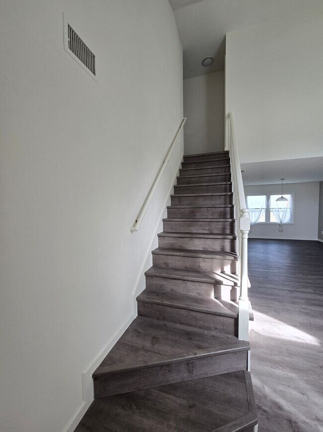 Building Photo - Beautifully renovated 4 bedroom home in Vi...