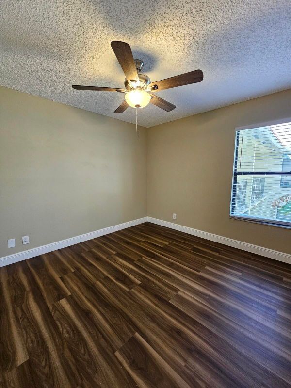 Building Photo - 1447 Lake Crystal Dr