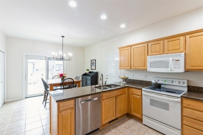 Building Photo - 2620 Camden Dr