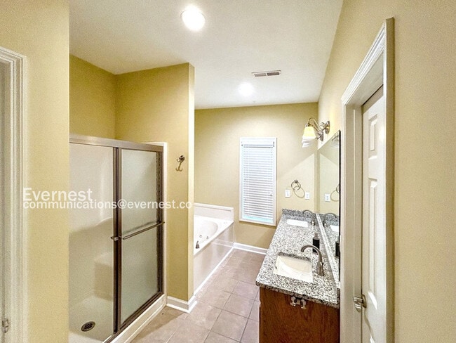 Building Photo - 203 Silver Tail Ln