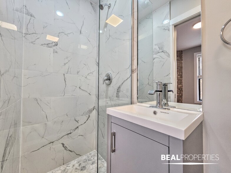 Building Photo - 428 W Belden Ave