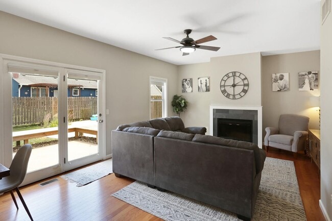 Building Photo - 3 Bedroom, 2 Bathroom House w/ 2 Car Garag...