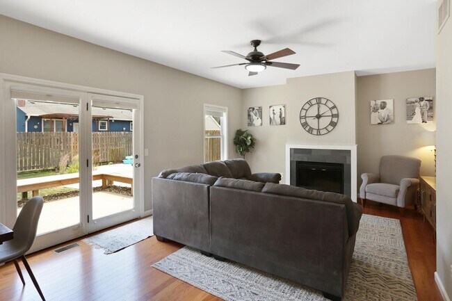 Building Photo - New Rental! 3 Bed, 2 Bath, 2 Car Garage, F...