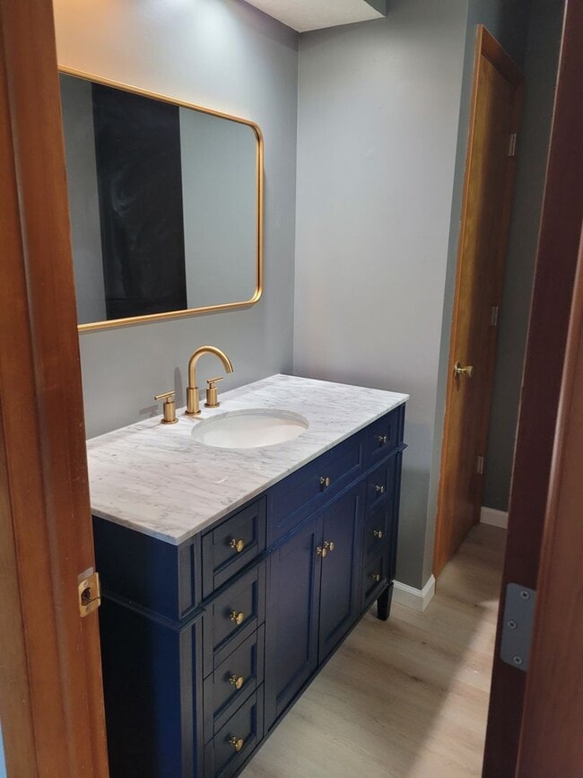 Building Photo - 4 bedroom Townhouse on Bloomington's South Side; Located in The Woodlands!