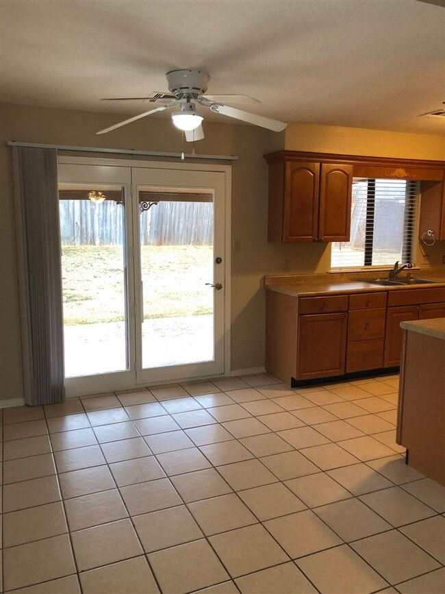 Building Photo - 1405 SE Hillcrest Ave