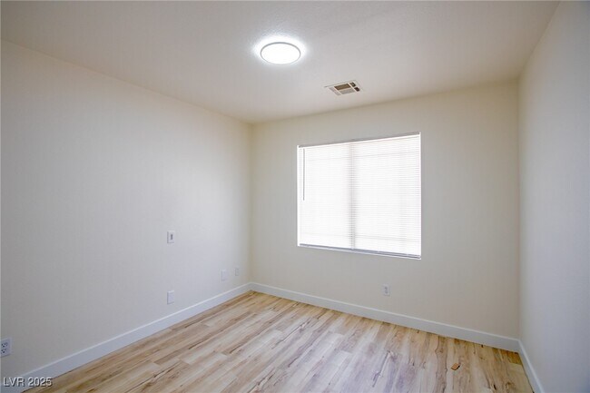 Building Photo - 5345 N Tustin Hills St
