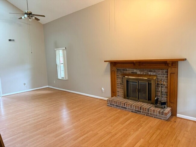 Building Photo - Maryville City 37804 - 4 bedroom, 3 bath Townhome - Contact Troy Adams (865) 233-6949