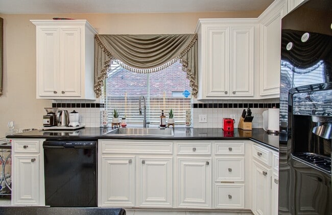 Building Photo - 12427 Shadycrest Dr