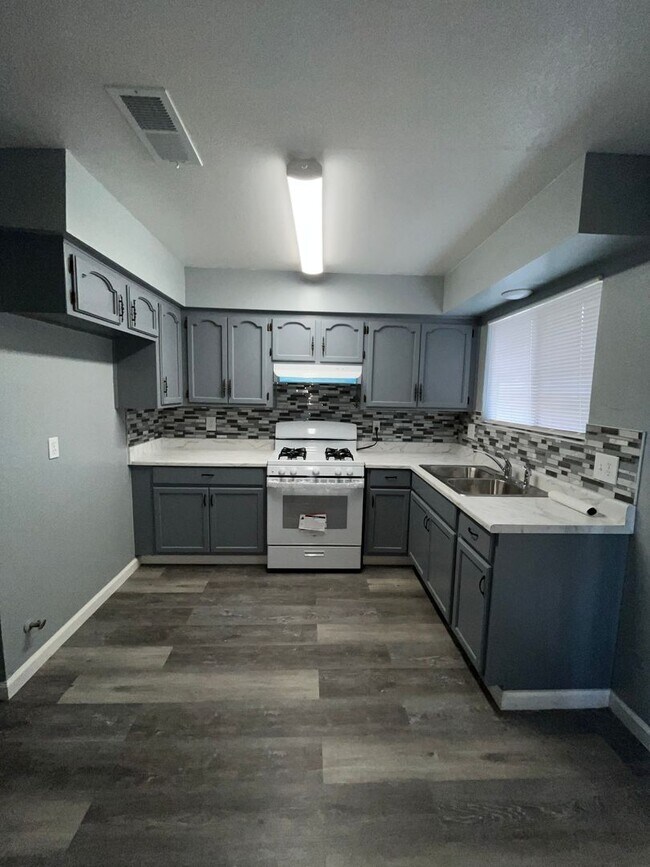 Building Photo - 3208