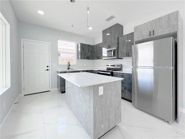 Building Photo - 24 W Woodson Dr