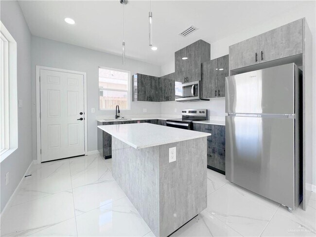 Building Photo - 913 N Woodson Ave