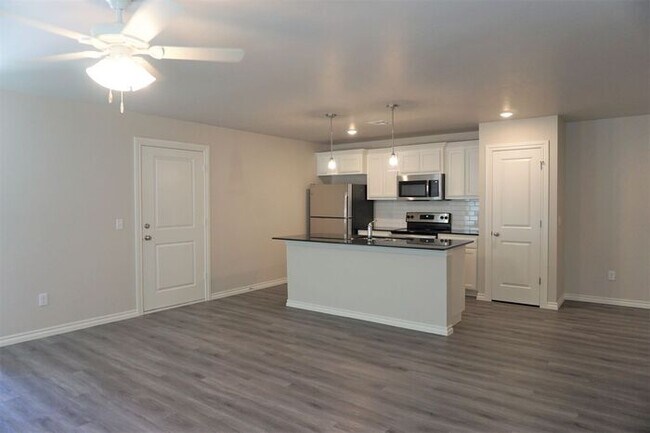 Building Photo - 3 Bed 2 Bath 2 Car Duplex in Chisholm Creek NW OKC