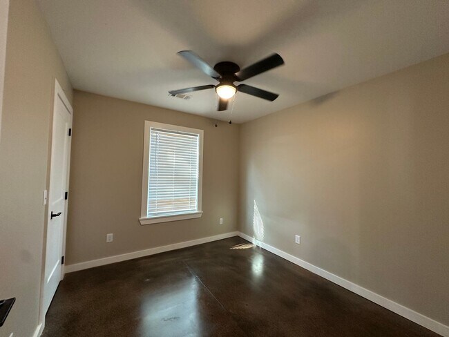 Building Photo - 501 Ave 3 NW