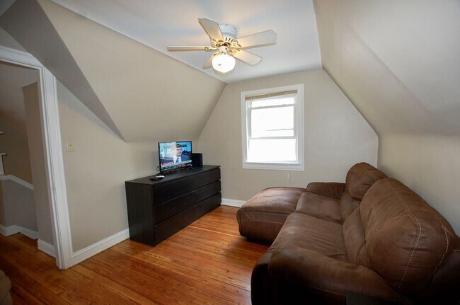 Building Photo - Stunning completely furnished and remodeled 3rd floor suite!