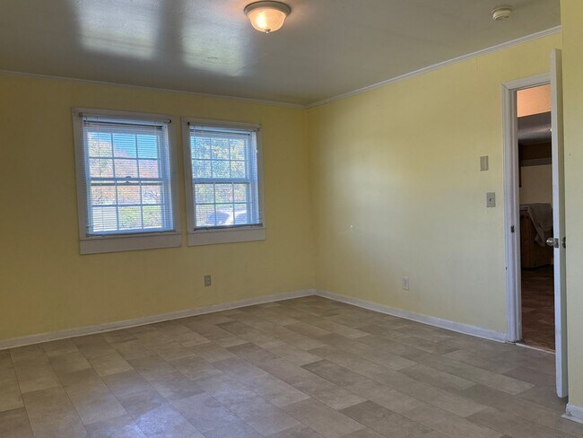 Building Photo - AMAZING LOCATION, Ranch Home Downtown Smit...