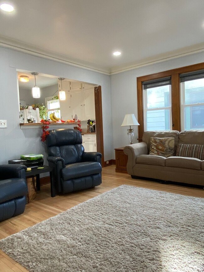Building Photo - Spacious 5-Bedroom Home Near the University of Minnesota