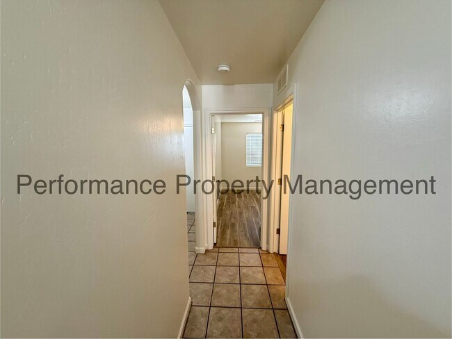 Building Photo - Stunning 5 Bed/2 Bath NW Bakersfield Home