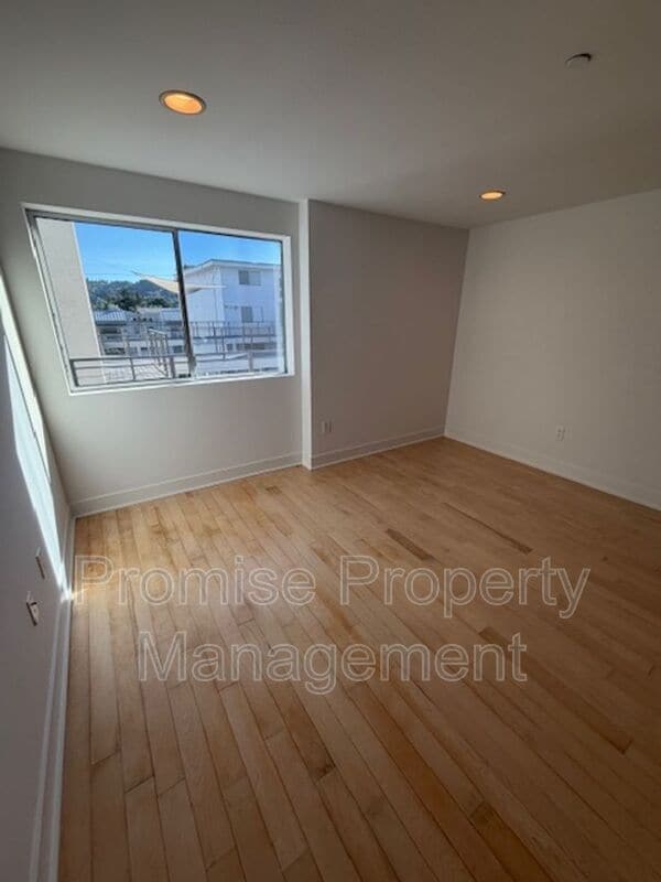 Building Photo - 12837 Moorpark St