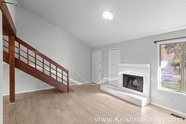 Building Photo - Charming 3 Bedroom | 2 Bathroom Duplex | Private Backyard | Near Washington Square Mall