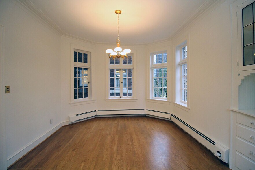 Building Photo - 1209 SW 6th Ave