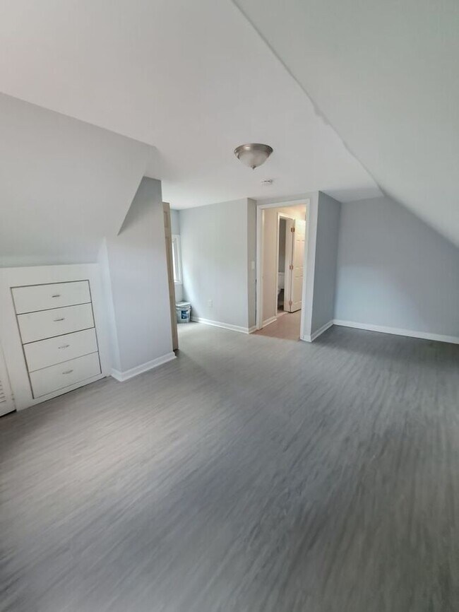 Building Photo - Mid-Century Modern SFH 3-Level, All Utilit...