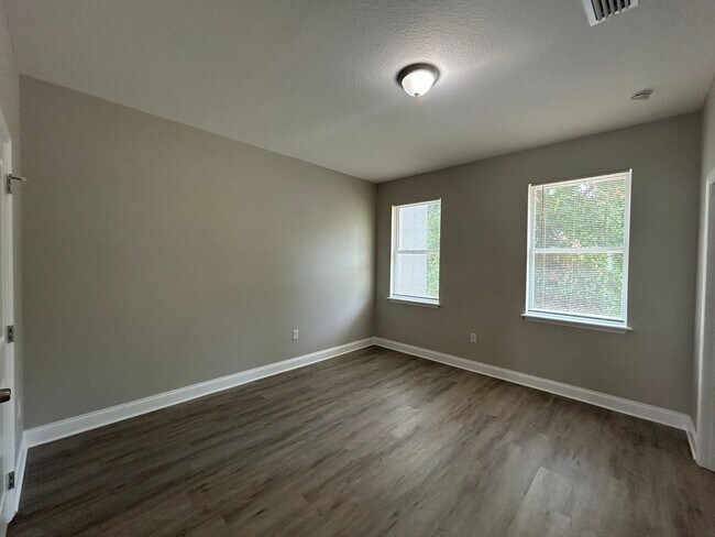 Building Photo - Renovated 3 Bedroom, 2 Bath Duplex Home in...