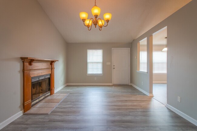 Building Photo - 2801 Ridgecrest Dr