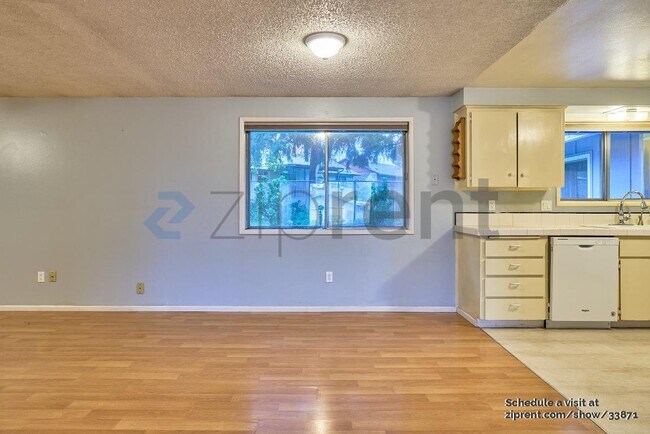Building Photo - 3300 NE Robin Ct