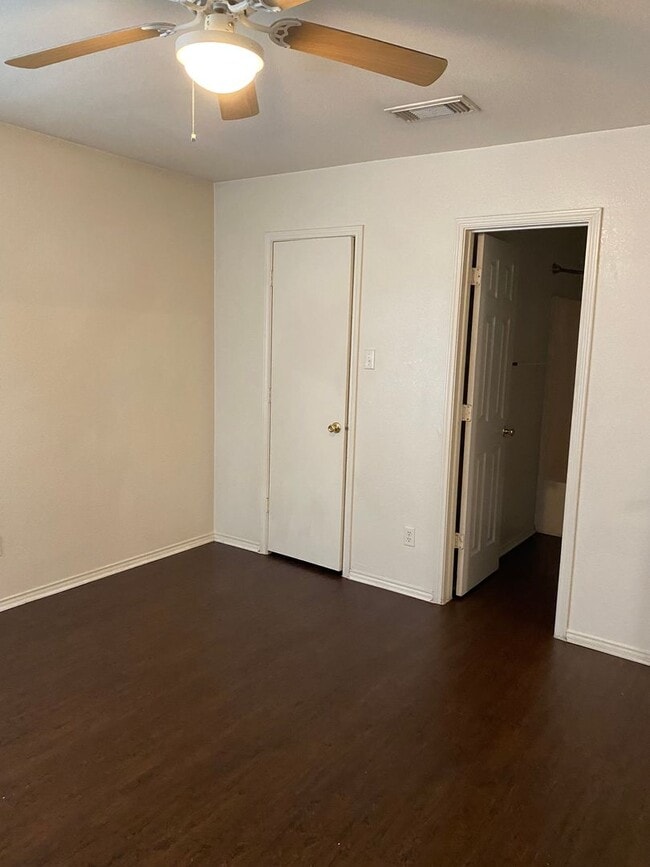 Building Photo - 5420 Creekridge A