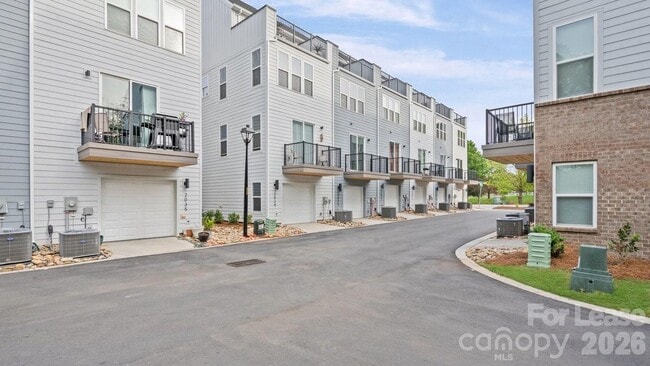 Building Photo - 2025 Clarksdale Dr