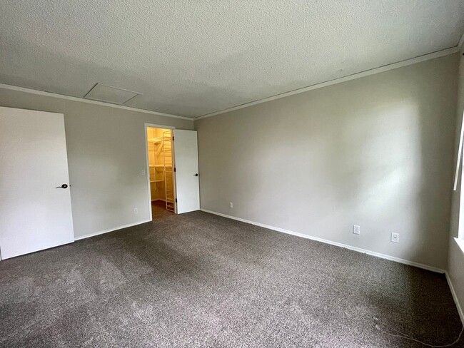 Building Photo - $0 DEPOSIT OPTION. BRIGHT AND AIRY TWO BEDROOM OTERO RIDGE CONDO WITH LOFT!