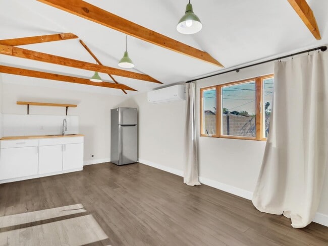 Building Photo - 544 W 17th Pl