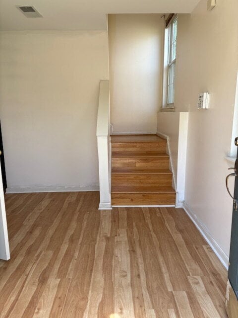 Building Photo - Charming townhouse on Metro bus line, shor...