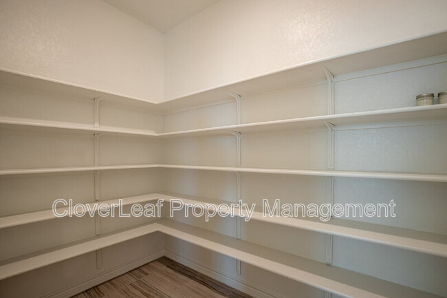 Building Photo - 571 Pebble Bend