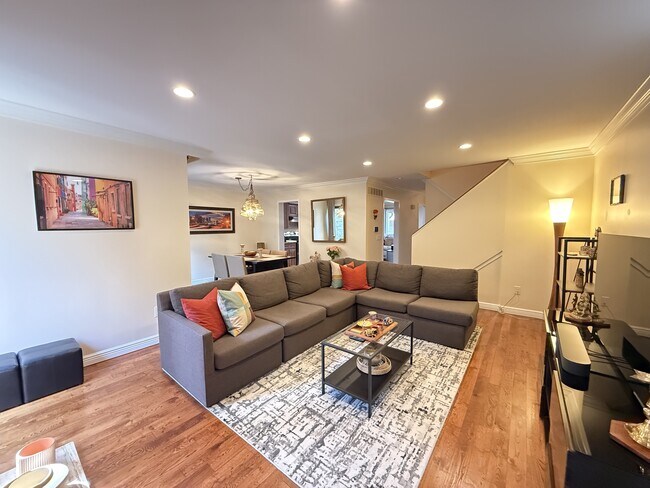 Building Photo - 772 Greenhills Dr