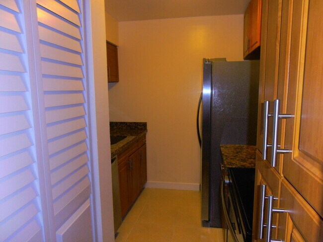 Building Photo - 877 Twin Lakes Dr