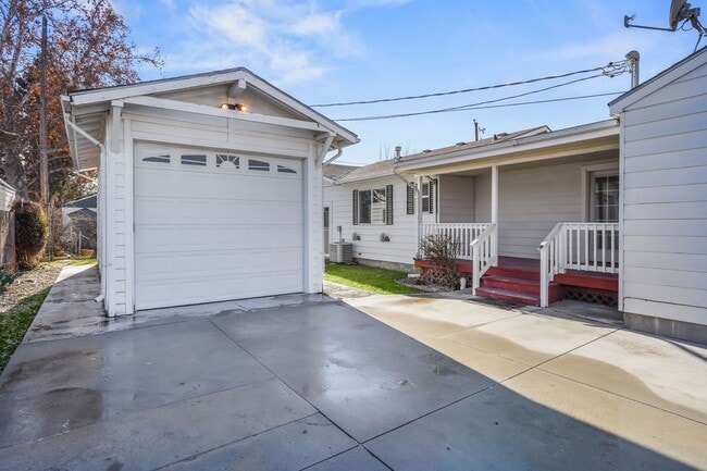 Building Photo - 3bd/2ba with Great Boise Location on Large Corner Lot