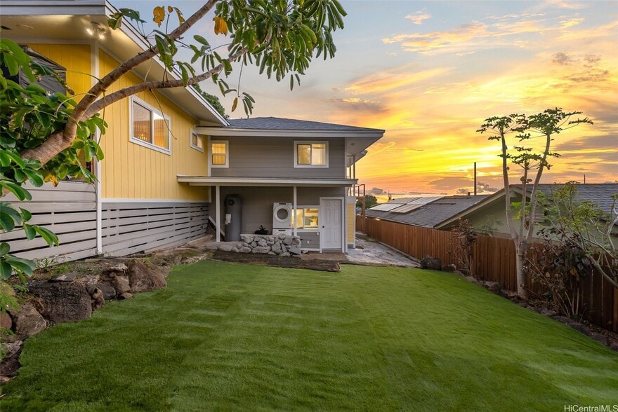 Building Photo - 1570 Ohu St