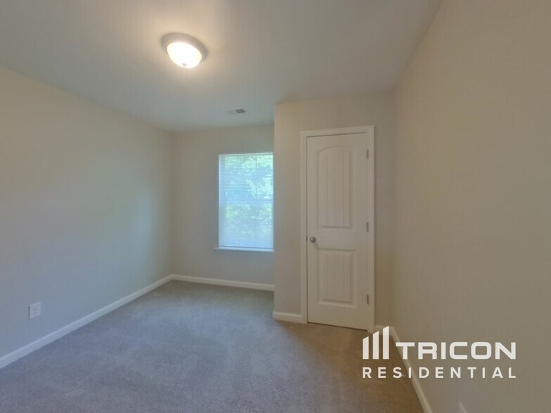 Building Photo - 665 Dawsons Park Wy