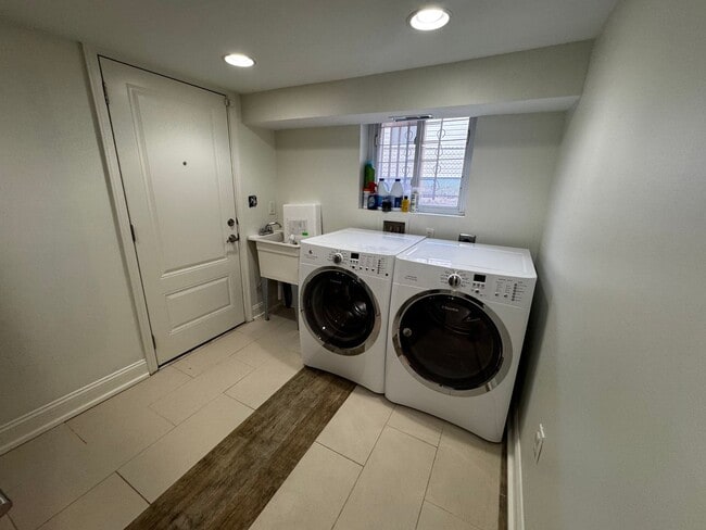 Building Photo - NEWLY RENOVATED EXPANSIVE 5BD 4BA BRIGHTWOOD HOME