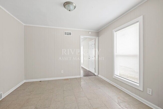 Building Photo - Beautifully Renovated 4 Bed / 2 Bath Home with Over 2,000 Sq Ft! Section 8 Welcomed