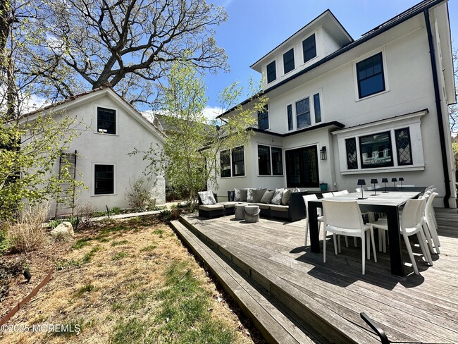 Building Photo - 703 7th Ave