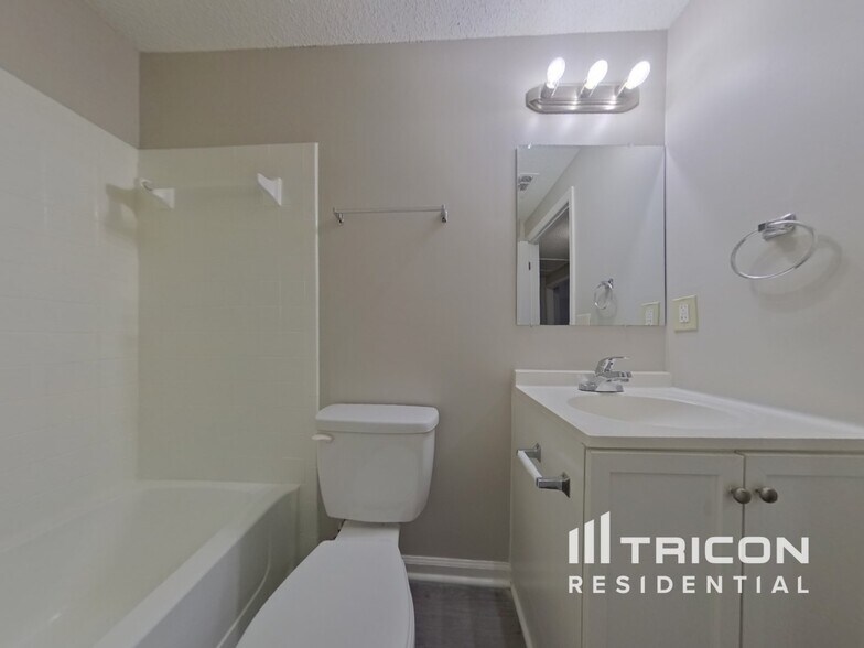 Building Photo - 201 Raintree Dr