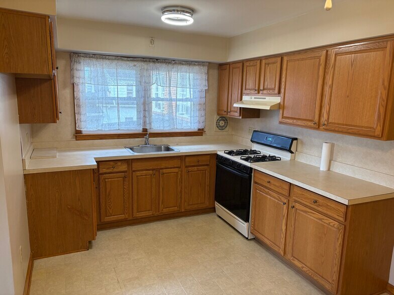 Building Photo - 1356 Roosevelt Ave