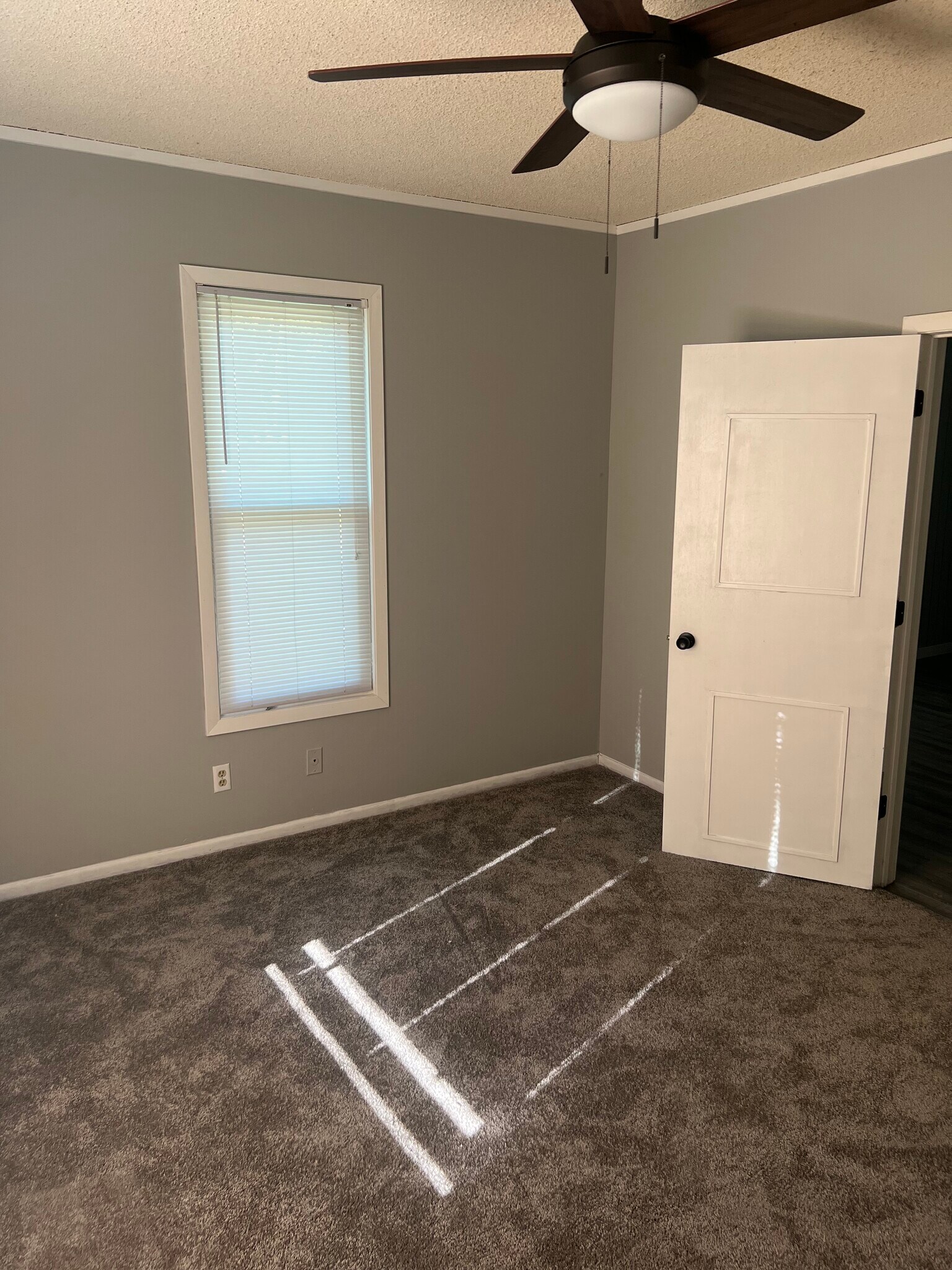 Building Photo - 4656 DuPont Ave N