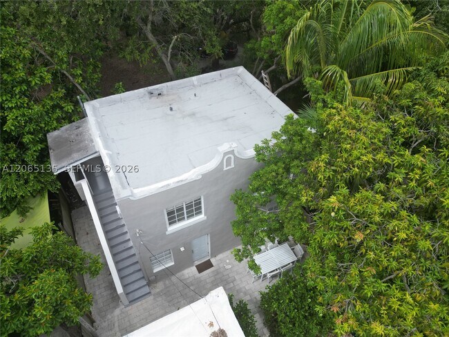 Building Photo - 553 NE 65th St