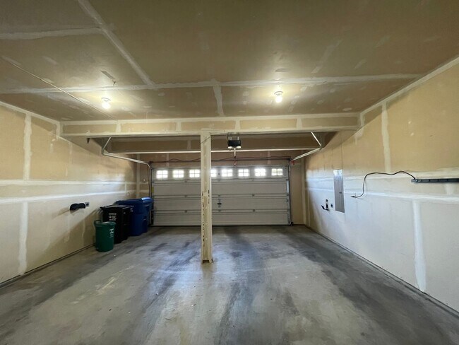 Building Photo - Spacious 5BR / 3BA Beacon Hill Home – 2,210 SF – $3900 – Pets OK